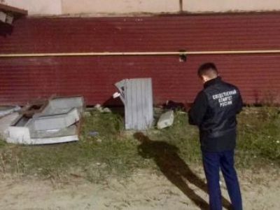 По факту гибели ребенка при падении бетонной конструкции в городе Якутске возбуждено уголовное дело