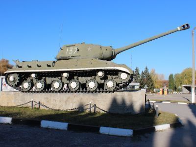 Танк  ИС- 2, установленный в честь воинов-танкистов