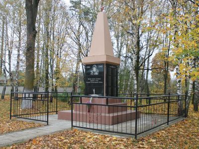 Братская могила 12 советских воинов, погибших в боях с немецко-фашистскими захватчиками в 1943 г.