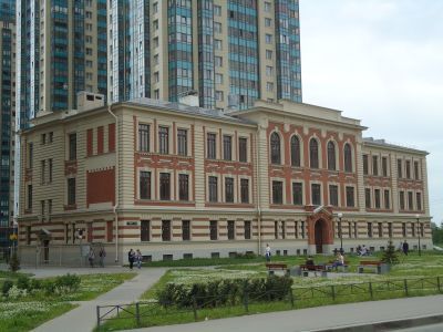 Училищный дом с прилегающей территорией