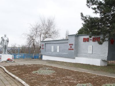 Братская могила 41 советского воина, погибшего в боях с фашистскими захватчиками