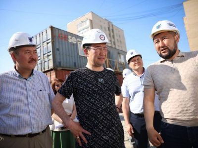 Айсен Николаев проверил ход строительства пристроя к школе № 26 в Якутске