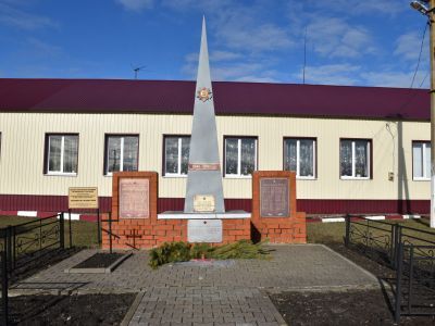 Братская могила советских воинов, погибших в боях с фашистскими захватчиками