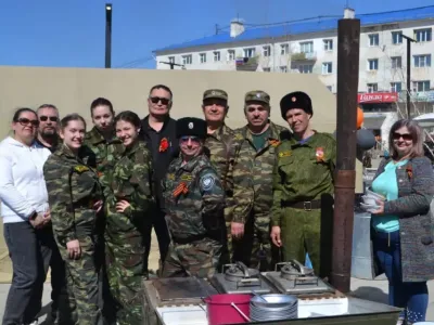 Якутские казаки развернули полевую кухню для ветеранов и жителей Жатая