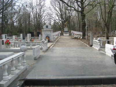 Мемориал на 227 захоронений воинов, умерших от ран в эвакогоспиталях, со скульптурой "Воин автоматом и вертикальным знаменем"