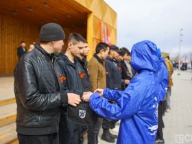 Минута молчания, новобранцы и гречка: в Якутске прошла церемония памяти в честь Дня Победы