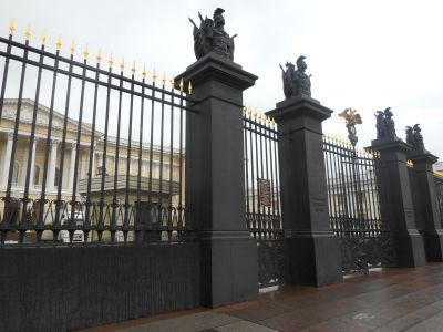 Ограда парадного двора