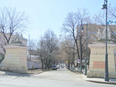 Два пилона ворот с двумя белокаменными скульптурными группами