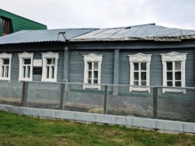 Дом, в котором в 1917-1918 гг. жила местная революционерка, активная участница установления Советской власти в Мелекессе Е.М.Наумова