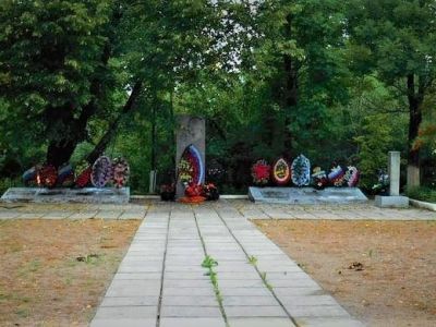 Братская могила воинов Советской Армии, погибших при освобождении п. Батецкий от немецко-фашистских захватчиков