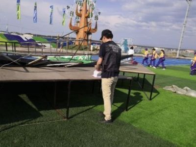 По факту травмирования людей при обрушении конструкций на стадионе в селе Борогонцы проводится процессуальная проверка