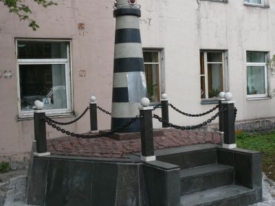 Обелиск в память закладки Мурманского торгового порта