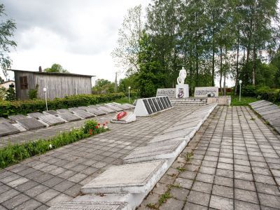 Мемориальный комплекс на братской могиле советских воинов, погибших в октябре 1944 года (ск. В.В. Моргунов)
