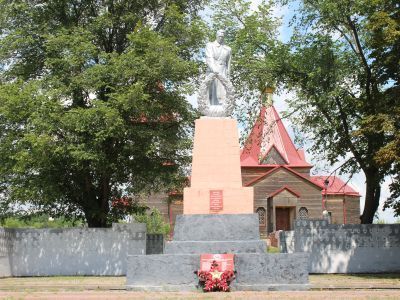 Братская могила советских воинов, погибших в боях с фашистскими захватчиками в 1943 году. Захоронено 42 человека, установлены имена 16 человек. Скульптура советского воина