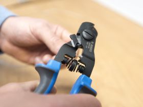 Кусачки Unior 584/4BI для тросов и рубашек (красный)