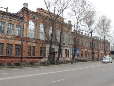 Здание учительской семинарии (два смежных здания), в котором учились: бурятский ученый М.Н. Хангалов, революционеры-большевики А.И. Попов-Коновалов, Г.А. Ржанов-редактор газеты "Власть труда". Размещался Маратовский рабочий дворец