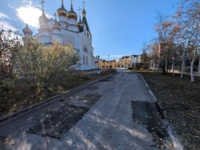 В Якутске очистили от десятков пней территорию Преображенского собора