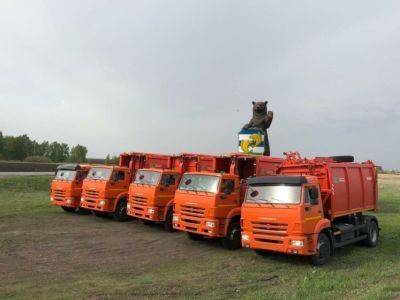 В Якутск привезли пять новых мусоровозов