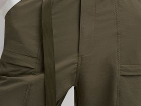 Брюки из технологичной ткани с водоотталкивающими свойствами