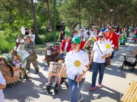 «Кындыкан, ракета и синий трактор»: в Якутске состоялся парад колясок