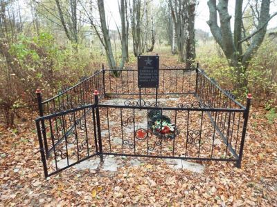 Братская могила советских летчиков