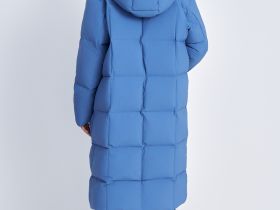 Пуховое пальто с капюшоном и воротником-стойкой