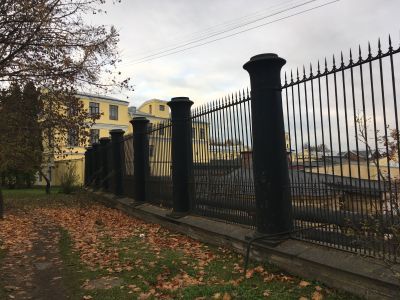 Ограда на подпорной стене главной плотины