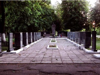 Братская могила воинов, погибших в 1941 - 1943 гг., (среди них Герой Советского Союза О.Н. Степанов)