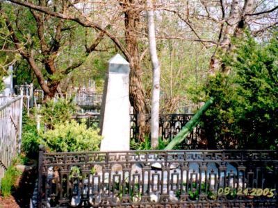 Братская могила советских воинов, установлен обелиск