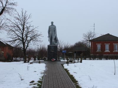 Братская могила советских воинов, погибших в боях с фашистскими захватчиками в 1943 году. Захоронено 7 человек, имена  установлены. Обелиск