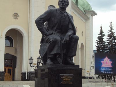 Памятник Мажиту Гафури - основоположнику башкирской советской литературы