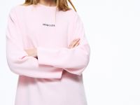 Розовый лонгслив оверсайз из скубы с разрезами и принтом Глория Джинс