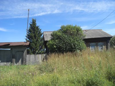 Деревянный дом Яцуковых начала XX века с подновленным резным декором и росписью наличников и ставен