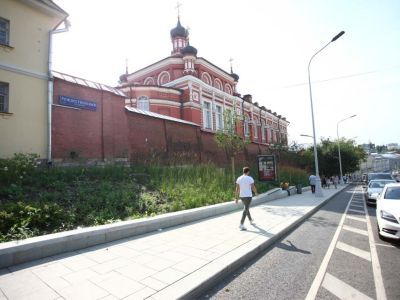 Кельи и сохранившаяся часть монастырской ограды с башнями