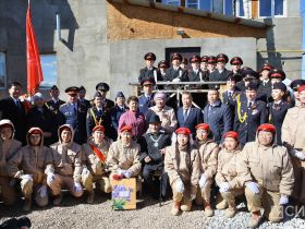 «Поём двором»: в Мархе поздравили 102-летнего ветерана Наума Слепцова