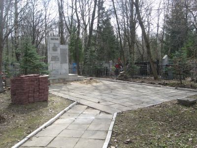 Мемориал на 23 захоронения воинов, умерших от ран в эвакогоспиталях, со стелой "Слава Павшим"