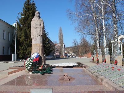 Братская могила советских воинов, погибших в боях с фашистскими захватчиками в 1943 году. Захоронено 115 человек, имена установлены. Скульптура: Скорбящая мать, Вечный огонь, Скульптур А.Г.Саушкин