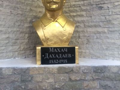 Памятник М. Дахадаеву