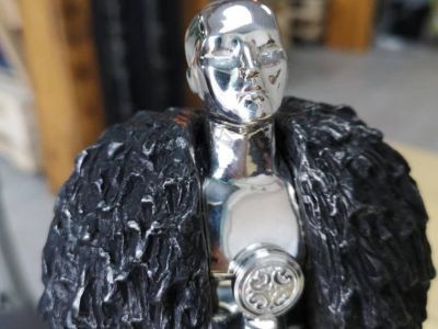 Помощница Джорджа Мартина готова передать статуэтку якутского Джона Сноу писателю