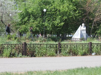 Памятник сталевару А.Н. Грязнову