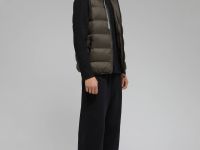 Утепленный жилет со съемным капюшоном