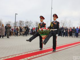 Минута молчания, новобранцы и гречка: в Якутске прошла церемония памяти в честь Дня Победы