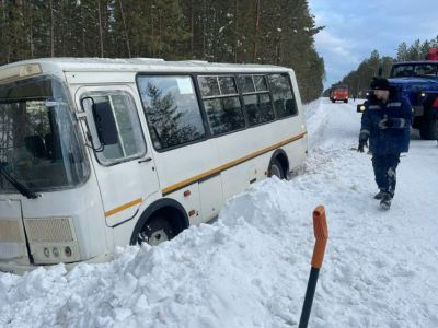 Автобус с пассажирами съехал в кювет в Ленском районе Якутии