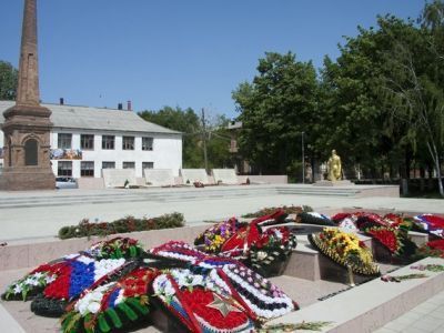 Братская могила 42 красноармейцев, погибших в годы гражданской войны, и 34 партизан и 3 советских воинов, погибших в годы Великой Отечественной войны