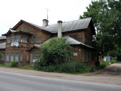 Дом, где во время Великой Отечественной войны находился штаб партизанского отряда Ораниенбаумского района. На доме установлена памятная доска