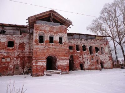 Основной корпус с теплой церковью Архангела Михаила (Девяти мучеников иже в Кизице /Казанской Божьей Матери/ Ефрема Сирина и Неонилы), холодной церковью Великомученика Георгия (архангела Гавриила/Архангела Михаила)