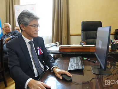В Якутии впервые подписали протокол об итогах выборов в электронной форме / Семен Родионов   