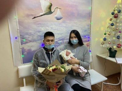 Рождённые с разницей в век: в Усть-Алданском улусе выписали первого ребенка и поздравили ветерана