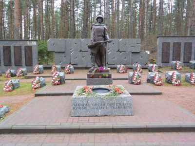 Братское захоронение воинов Советской Армии, погибших в годы Великой Отечественной войны 1941 - 1945 г.г.