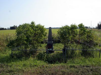 Братское захоронение советских воинов, погибших в 1919 г. и 1941-1944 гг.
